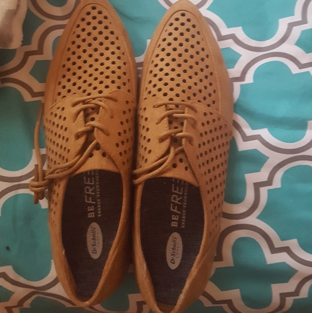 Beige Oxford shoes